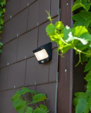Lutec Try Solar udendørs væglampe m/solceller og sensor - Mat sort Lutec Try Solar udendørs væglampe m/solceller og sensor - Mat sort