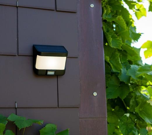 Lutec Try Solar udendørs væglampe m/solceller og sensor - Mat sort Lutec Try Solar udendørs væglampe m/solceller og sensor - Mat sort